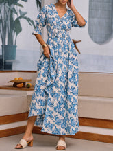 Langes Kleid mit Blumenmuster und Schlitz